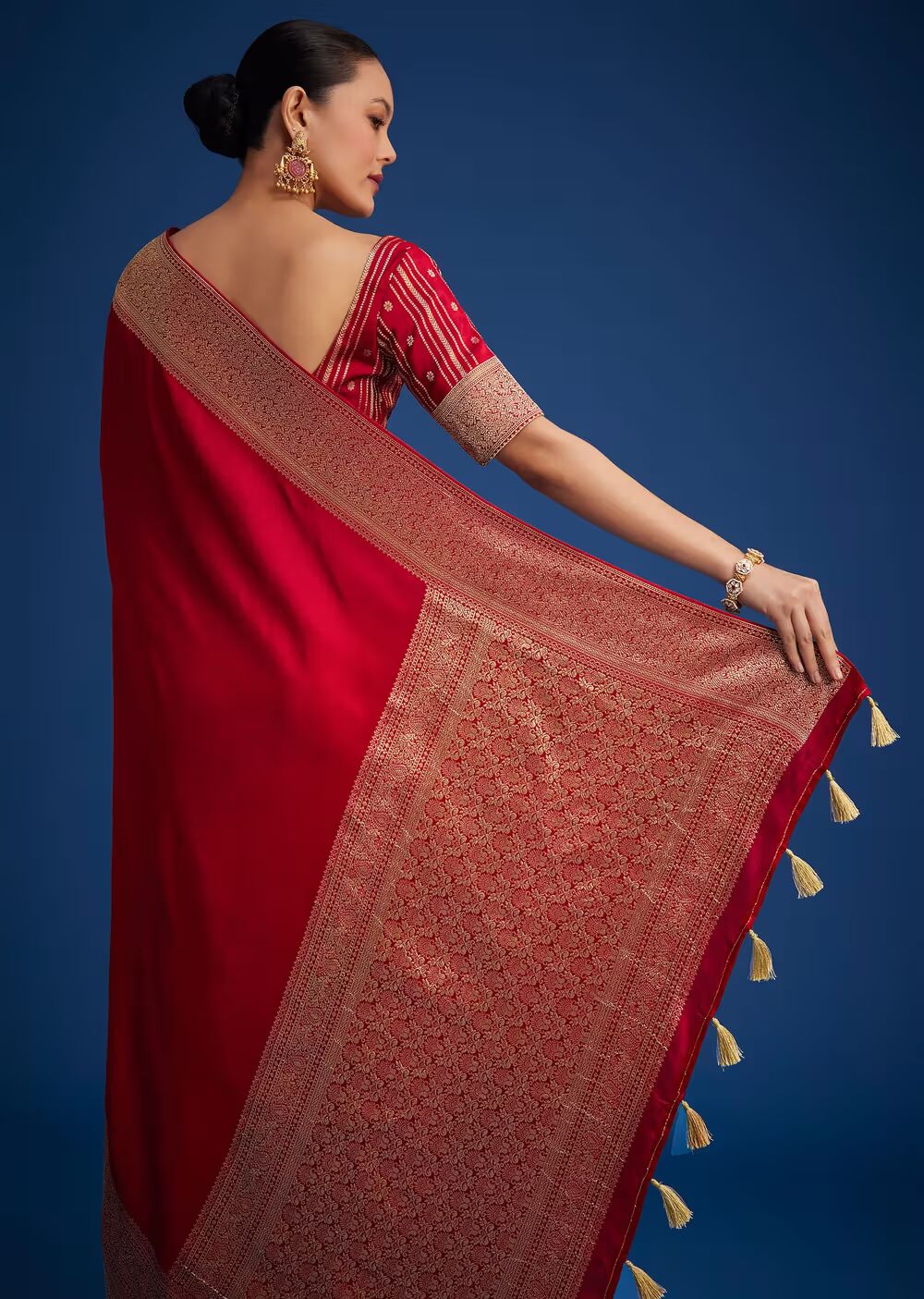 Red Dola Silk Saree With Zari Woven Border And Pallu